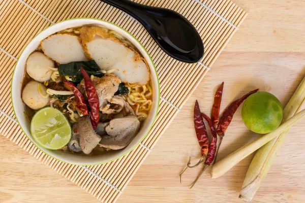 Fideos de sopa picante Tom Yum: comida tailandesa —  Fotos de Stock