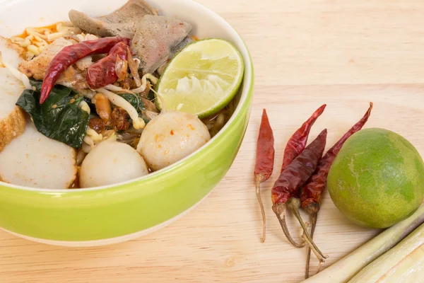 Fideos de sopa picante Tom Yum: comida tailandesa —  Fotos de Stock