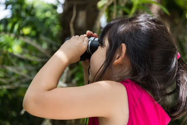 Ragazza carina sta osservando tramite il binocolo durante un viaggio — 스톡 사진