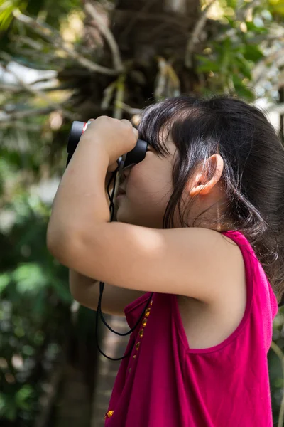 Kind, meisje, verkennen via verrekijkers — Stockfoto