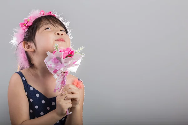 Маленька дівчинка тримає тло квітів — стокове фото