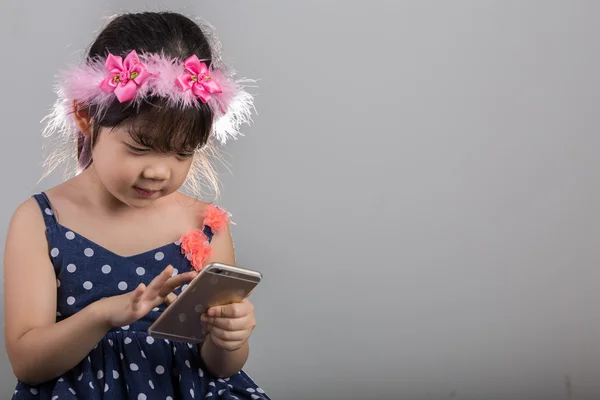Barn med Smartphone bakgrund — Stockfoto