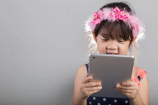 Barn använder Tablet bakgrund — Stockfoto
