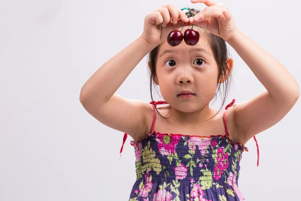 Barnet håller Cherry / barn innehar körsbär bakgrund — Stockfoto