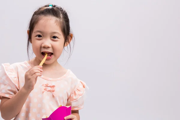 Gadis Kecil Makan Kentang goreng / Gadis Kecil Makan Kentang goreng Latar Belakang — Stok Foto