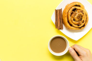 Tarçın rulo ile kahve / kahve arka plan ile rulo tarçın