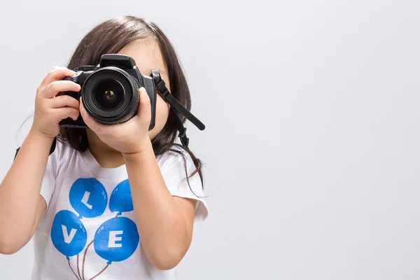 Παιδί κρατώντας φωτογραφική μηχανή / παιδί εκμετάλλευση φόντο φωτογραφική μηχανή / παιδί εκμετάλλευση Dslr φωτογραφική μηχανή να πάρει τις φωτογραφίες — Φωτογραφία Αρχείου