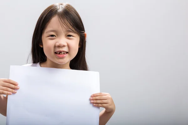 Liten flicka håller tomt papper / Little Girl hålla blankt papper bakgrund / isolerad liten flicka anläggning tomt vitt papper — Stockfoto