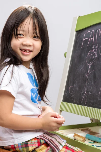 Liten flicka med Blackboard / liten flicka med Blackboard bakgrund — Stockfoto