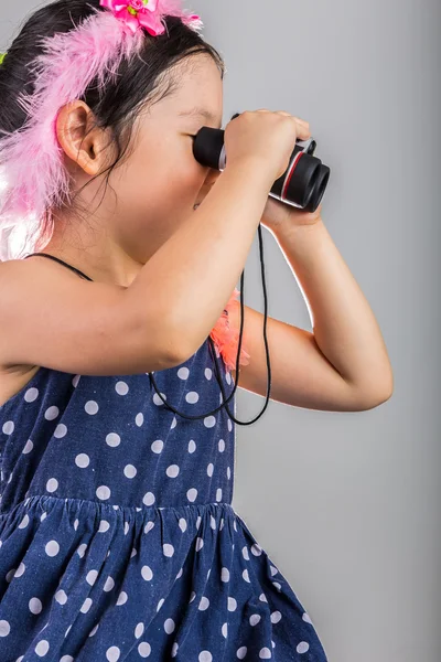 Barn söker kikare bakgrund. Barn söker kikare. Kid hålla kikare på vit isolerade bakgrund — Stockfoto