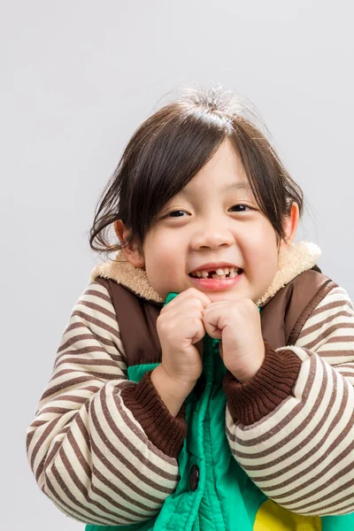 Kleines Mädchen zittert Hintergrund / kleines Mädchen zittert / kleines Mädchen zittert, Studio isoliert Hintergrund — Stockfoto