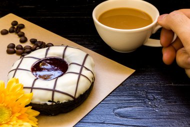 Kahve fincanı arka plan alarak el / kahve fincanı alarak el / kahve fincanı rahatlatıcı sırasında alarak el an