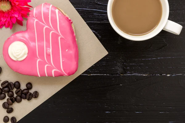 Donut avec fond de café / Donut avec café / Donut avec tasse de café sur fond en bois — Photo