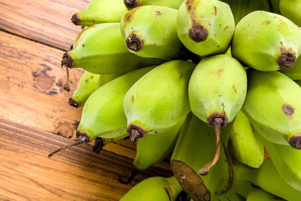 Plátano / Plátano verde / Plátano sobre fondo de madera —  Fotos de Stock