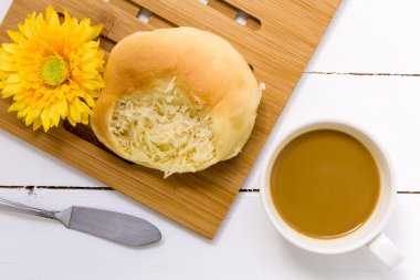 Kahve arka plan ile snack / Snack kahveyle / Snack ahşap arka plan üzerinde kahve ile