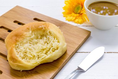 Kahve arka plan ile Ekmek / ekmek ile kahve / kahve ahşap arka plan üzerinde ile ekmek