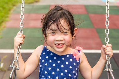 Swing oynayan çocuk / Çocuk Bahçesi üzerinde Swing oynamaya