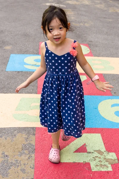 Child Playing Hopscotch / Child Playing Hopscotch on Playground — Stock Photo, Image