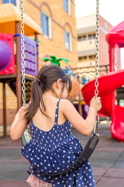Κοριτσάκι που παίζουν Swing / λίγο κορίτσι Swing παίζοντας σε παιδική χαρά — Φωτογραφία Αρχείου