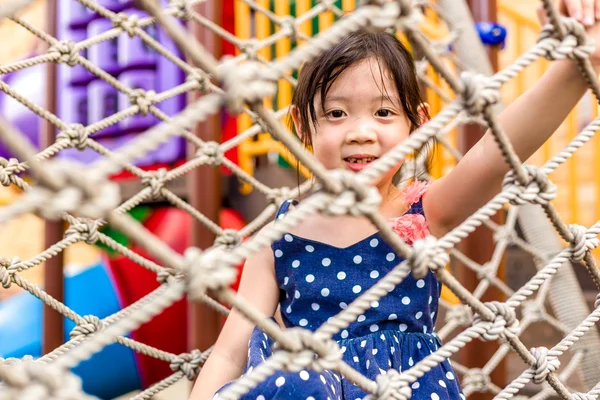 Enfant jouant sur une aire de jeux / enfant heureux jouant sur une aire de jeux — Photo