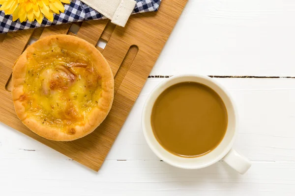 Kahve arka plan ile snack / Snack kahveyle / meze beyaz zemin üzerine kahve ile