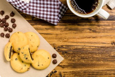 Kurabiye kahve arka plan ile / kurabiye kahve / kahve ahşap arka plan üzerinde ├çerezi