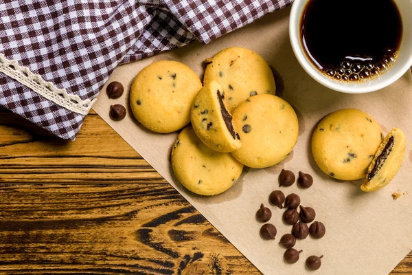 Csokoládé Cookie kávé háttérrel / csokoládé Cookie-kávé / csokoládé cookie kávé fából készült háttér — Stock Fotó