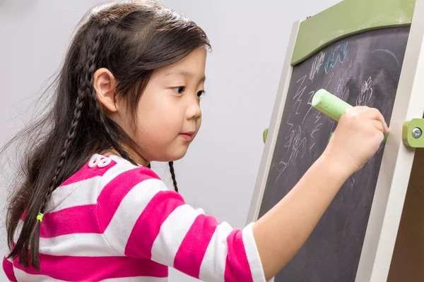 Dziecko pisze na tablica tło / dziecko pisania na tablicy / dziecko pisania na tablicy na białym tle — Zdjęcie stockowe