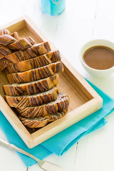 Pan con fondo de café / Pan con café / Pan con café sobre fondo blanco — Foto de Stock