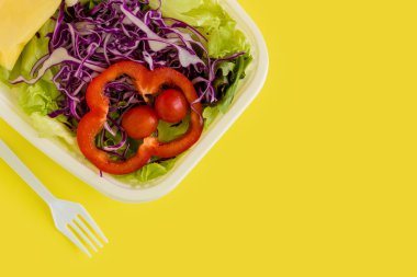 Salata plastik kutu arka plan / salata plastik kutu / salata plastik kutu Sarı zemin üzerine