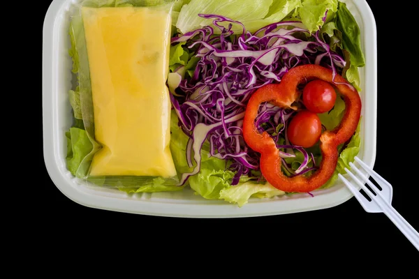 Salatbox Hintergrund / Salatschachtel / Salatschachtel auf schwarzem Hintergrund — Stockfoto