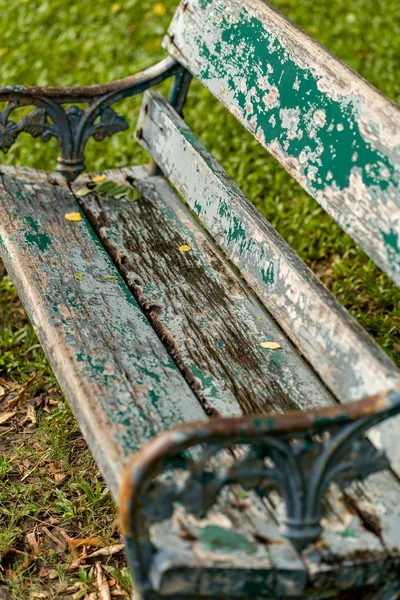 Gammal träbänk / trä bänk / gammal grön träbänk i Park — Stockfoto