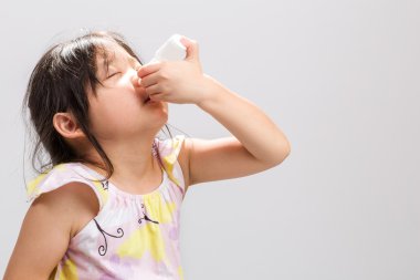 Nazal sprey arka plan kullanarak çocuk / çocuk burun spreyi kullanarak / çocuk U