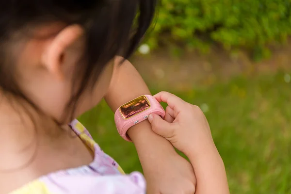 Παιδί με Smartwatch ή έξυπνο ρολόι — Φωτογραφία Αρχείου