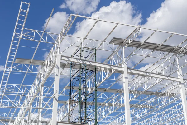 Estructura de acero con fondo de cielo / estructura de acero / estructura de acero en construcción con fondo de cielo azul —  Fotos de Stock