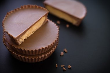 Çikolata meze / çerez / siyah arka plan üzerine çikolata Snack