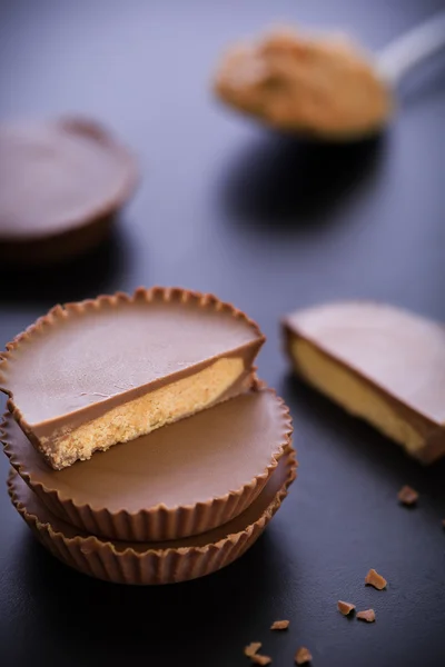 Peanut Butter Cup verem / földimogyoró vaj kupa / mogyoróvaj csésze Stack-fekete háttér — Stock Fotó