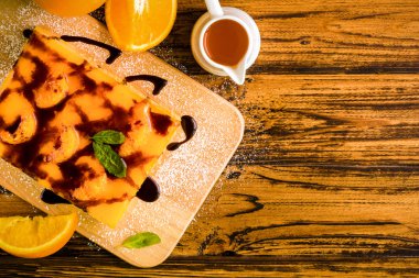 Turuncu kek arka plan / turuncu kek / turuncu kek üzerinde ahşap arka plan