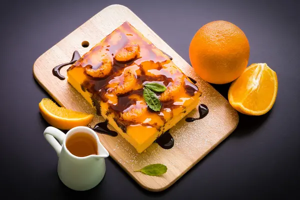 Oranje taart op hout / oranje Cake / oranje Cake op houten plaat — Stockfoto