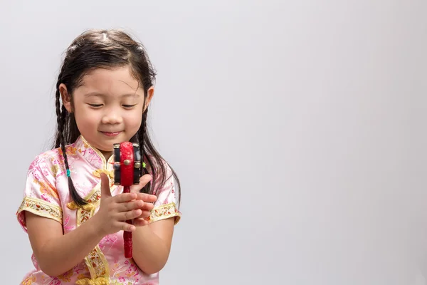 Child Playing Toy Drum on White / Child Playing Toy Drum / Child Playing Toy Drum, Studio Shot — Φωτογραφία Αρχείου