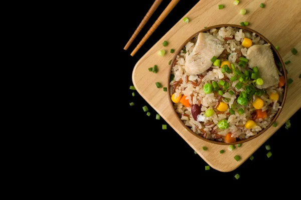 Fondo de arroz frito chino arroz frito chino arroz frito chino sobre fondo negro —  Fotos de Stock