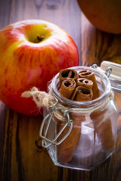 Apple with Cinnamon Background / Apple with Cinnamon / Apple with Cinnamon on Wooden Background — Stock Photo, Image