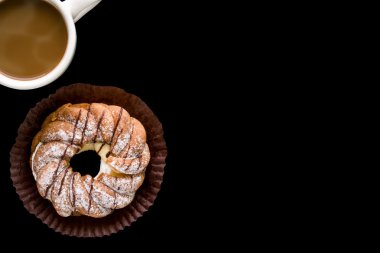 Kahve arka plan ile snack / Snack ile kahve / kahve siyah arka plan üzerine Snack