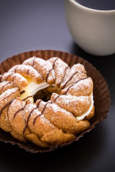 Ciambella e caffè / Ciambella / Ciambella su sfondo nero — Foto Stock