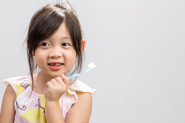 Kid borstning tänder — Stockfoto