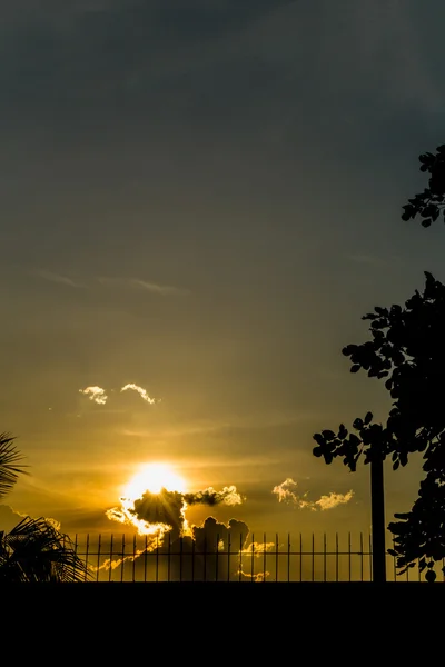 Coucher de soleil derrière le mur de prison — Photo