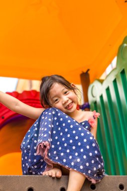 Oyun parkında oynayan genç kız