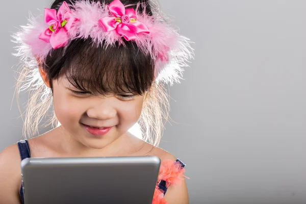 Dziecko stosujące tabletkę — Zdjęcie stockowe