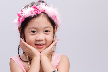 Çiçek taç çocukla