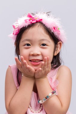 Çiçek tacı olan çocuk